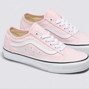 🩷NEW Pink Floral Embroidered Vans